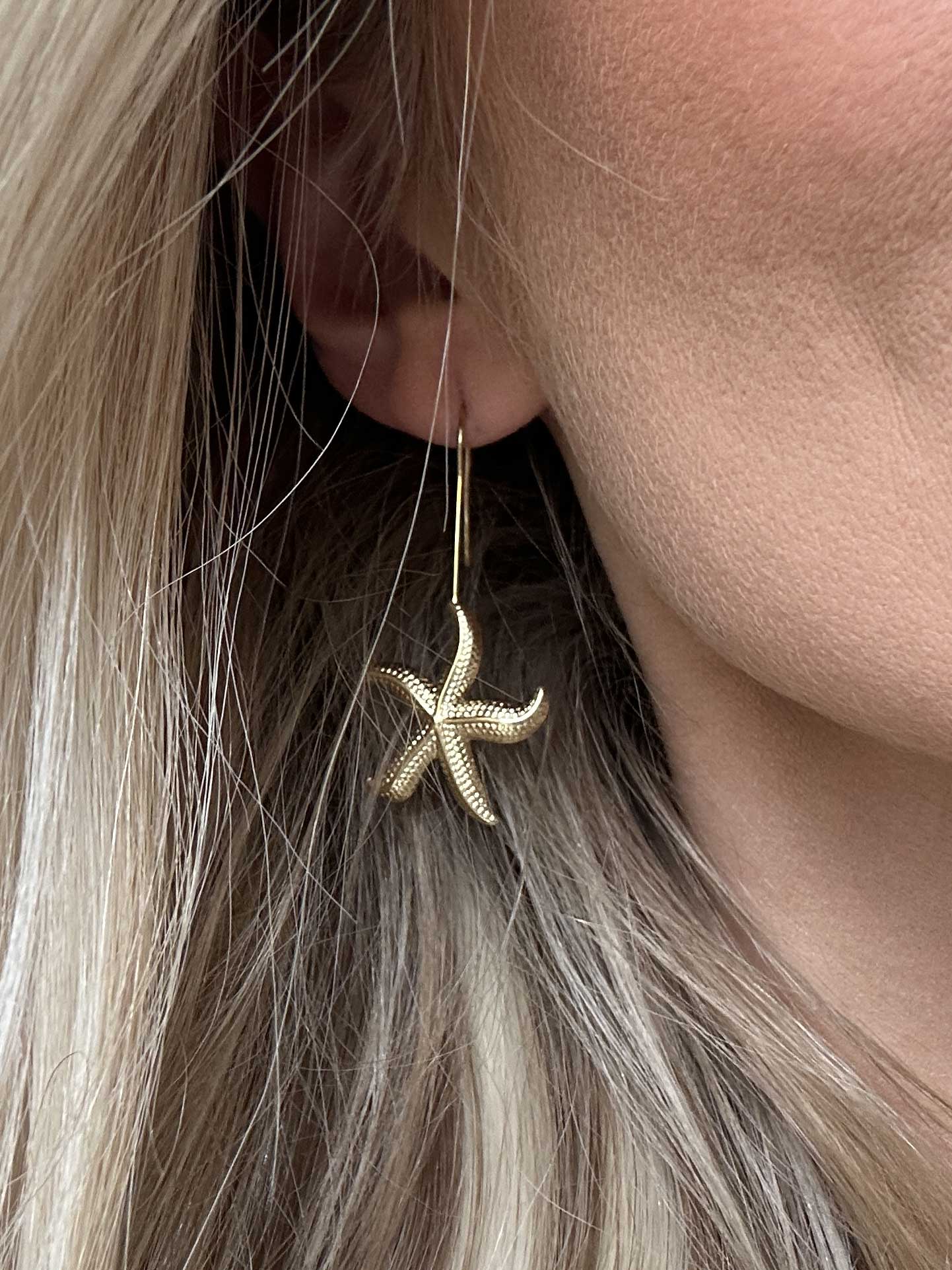 Lottie - Guldiga örhängen med sjöstjärnehäng